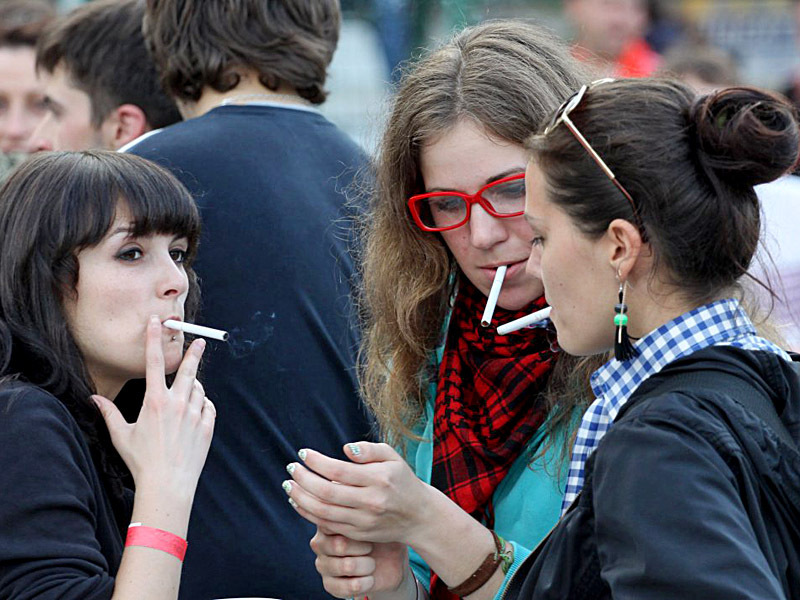 девушки курят лево