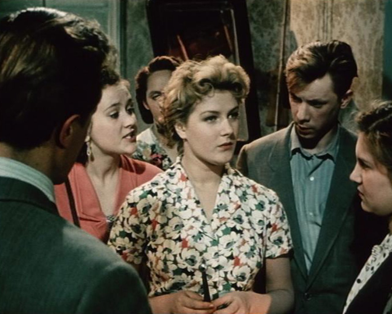 За витриной универмага фильм 1955